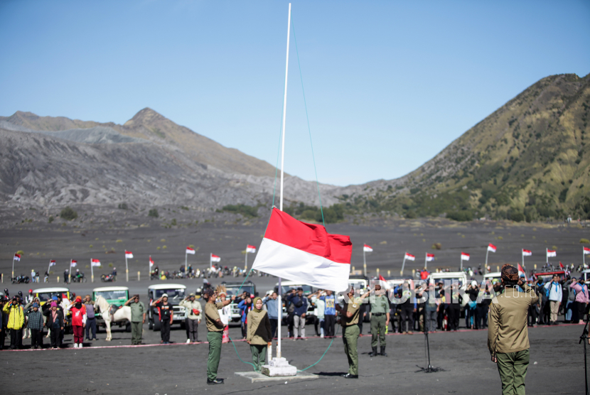Masyarakat Suku Tengger bersama pengunjung mengikuti upacara bendera 17 Agustus di Kawasan Gunung Bromo, Probolinggo, Jawa Timur, Rabu (17/8/2022). Upacara yang dilaksanakan dikawasan tersebut untuk memperingati HUT ke-77 Kemerdekaan RI yang mengangkat tema Pulih Lebih Cepat, Bangkit Lebih Kuat. 
