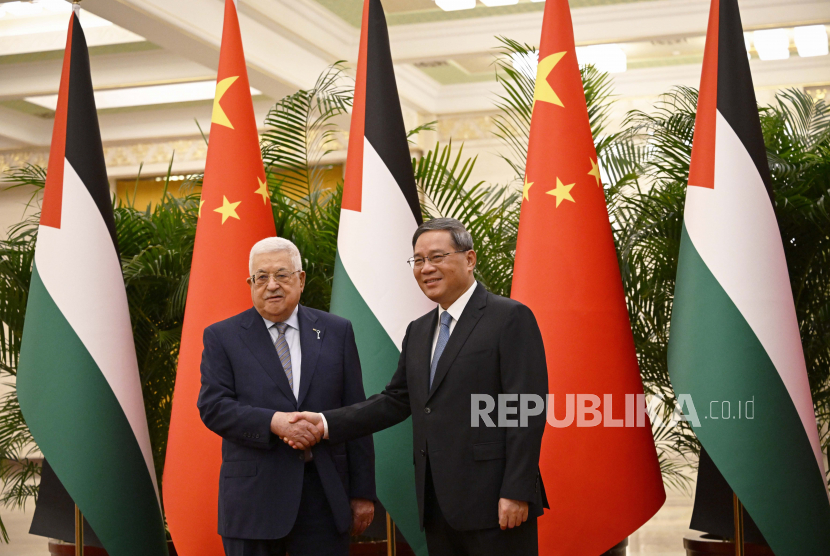 Chinese Premier Li Qiang (R) receives Palestinian President Mahmud Abbas at the Great Hall of the People in Beijing, China, 15 June 2023.  