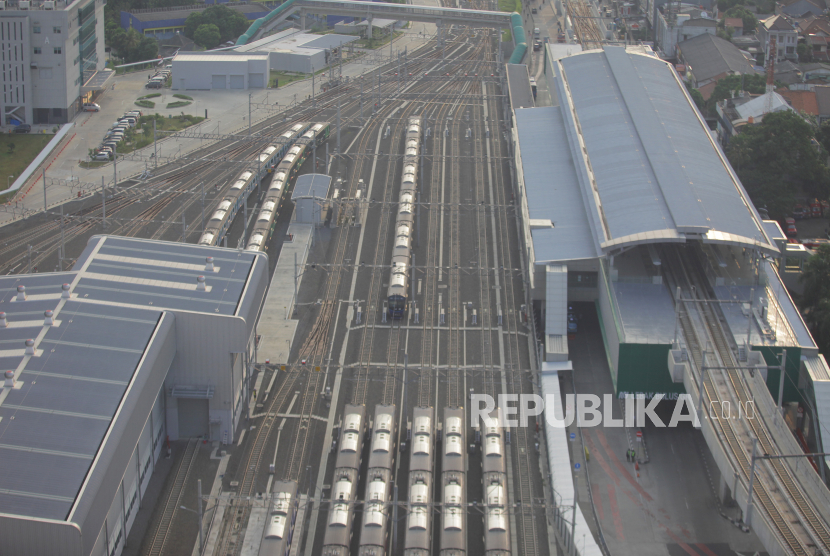 Sejumlah kereta Mass Rapid Transportation (MRT) terparkir di Depo MRT Lebak Bulus, Jakarta. Brimob Kelapa Dua Mabes Polri bersama Polsek Cilandak dan Polsek Kebayoran Lama, berlatih penanganan bom di Depo Moda Raya Terpadu (MRT) Lebak Bulus, Jakarta Selatan, Rabu malam. 