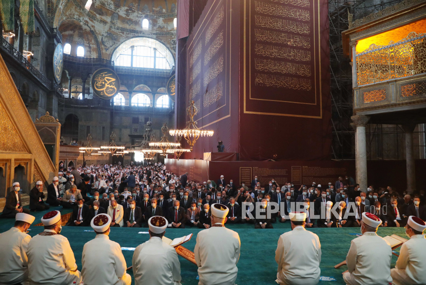 Erdogan Perintahkan Hagia Sophia Dibuka 24 Jam untuk Ibadah. Sebuah foto selebaran yang disediakan oleh Kantor Pers Presiden Turki menunjukkan Presiden Turki Recep Tayyip Erdogan (C) melakukan doa Jumat pertama selama upacara pembukaan resmi Hagia Sophia sebagai sebuah masjid di Istanbul, Turki, 24 Juli 2020.