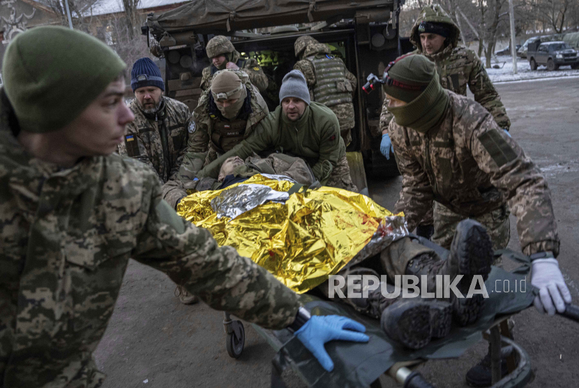 Petugas medis militer Ukraina membawa prajurit Ukraina yang terluka yang dievakuasi dari medan perang ke sebuah rumah sakit di wilayah Donetsk, Ukraina, Senin, 9 Januari 2023. Prajurit itu tidak selamat.