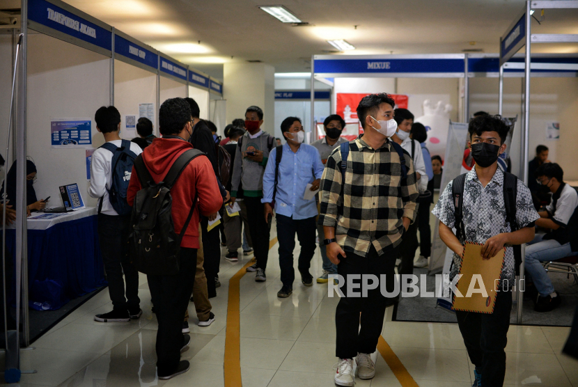 Pencari kerja mengunjungi stan sejumlah perusahaan saat kegiatan Jakarta Job Fair di Pusat Grosir Cililitan (PGC), Jakarta, Rabu (12/10/2022). 