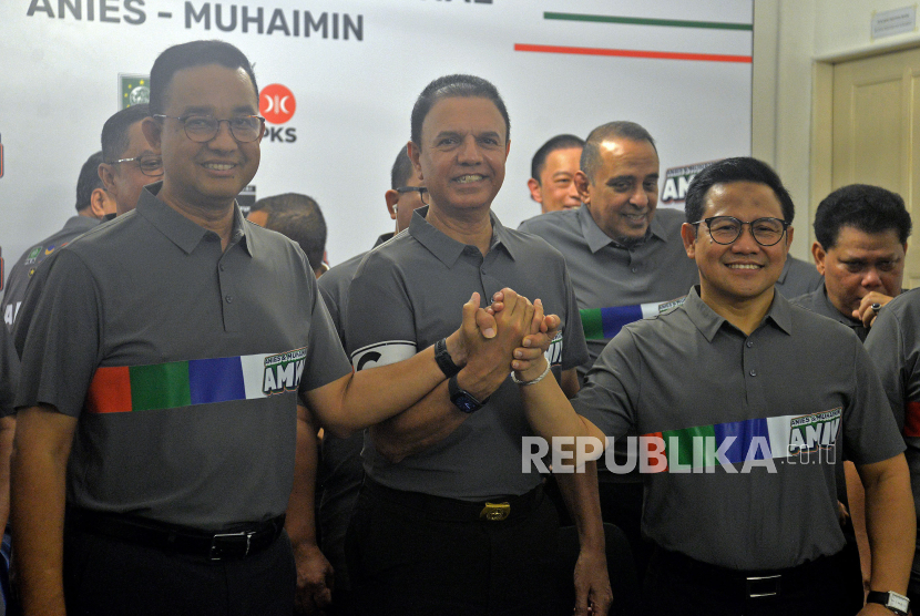 Pasangan calon presiden dan calon wakil presiden Anies Baswedan dan Muhaimin Iskandar bersama Captain Timnas AMIN Muhammad Syaugi Alaydrus dan anggota lainnya.