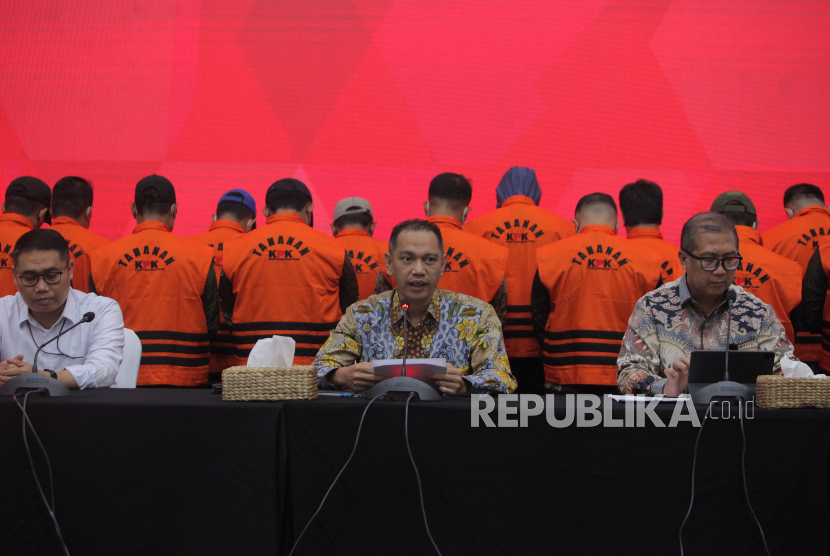 Wakil Ketua KPK Nurul Ghufron (tengah), didampingi  Direktur Penindakan KPK Asep Guntur Rahayu (kiri) dan Sekretaris Jenderal KPK, Cahya Harefa (kanan) memberikan keterangan saat penetapan tersangka kasus dugaan pungutan liar (pungli) di Gedung Merah Putih KPK, Jakarta, Jumat (15/3/2024). KPK menetapkan 15  pegawainya sendiri sebagai tersangka dan ditahan di Rutan Polda Metro Jaya dalam dugaan pemerasan pungli di Rumah Tahanan cabang KPK dari tahun 2019-2023 yang mencapai Rp6,3 miliar. 