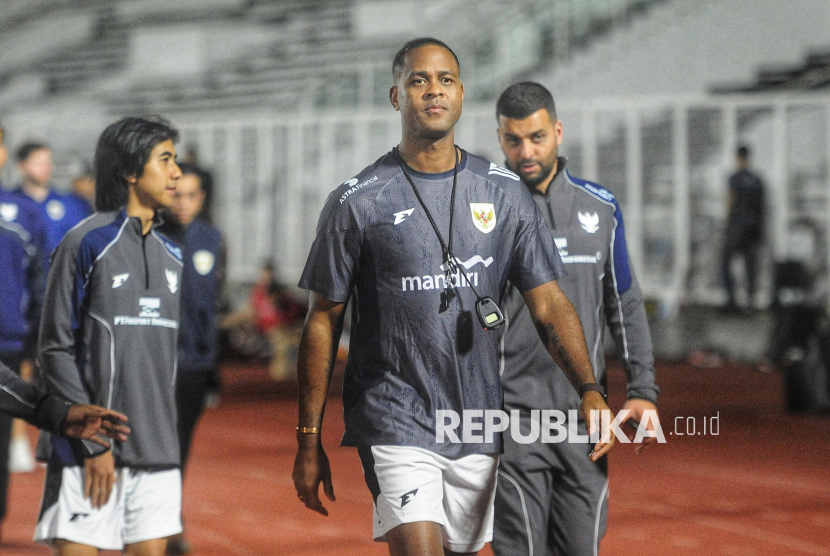 Pelatih timnas Indonesia Patrick Kluivert saat memimpin sesi latihan di Stadion Madya, Komplek GBK, Senayan, Ahad (23/3/2025). Latihan ini merupakan latihan kedua Timnas Indonesia menjelang pertandingan melawan Bahrain dalam laga lanjutan Kualifikasi Piala Dunia 2026 yang  berlangsung di Stadion Utama Gelora Bung Karno (SUGBK), Jakarta, pada Selasa (25/3/2025). Dalam kesempatan itu, Pelatih timnas Indonesia Patrick Kluivert mengatakan anak-anak asuhnya sudah bersemangat dan siap menjalani pertandingan.