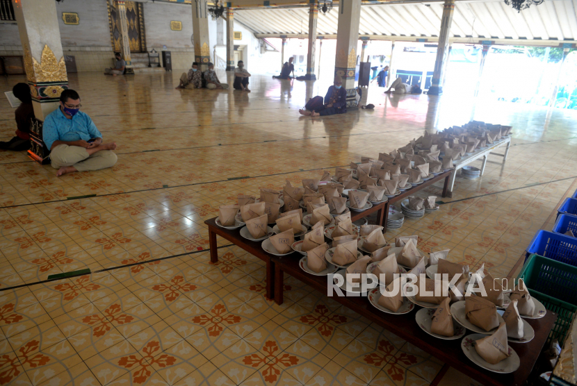 Menu takjil spesial untuk berbuka puasa di Masjid Gedhe Kauman, Yogyakarta. Sudah menjadi tradisi setiap Ramadhan Masjid Gedhe Kauman memiliki menu takjil spesial yakni gulai kambing. 