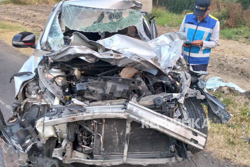 Kondisi mobil Yaris yang menabrak bagian belakang truk di Tol Padaleunyi kilometer 133 jalur A, Kota Bandung, Selasa (10/10/2023).