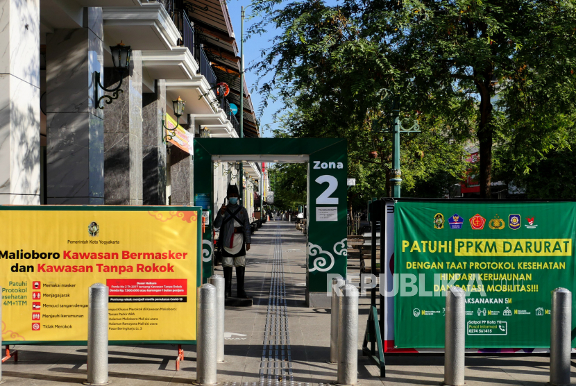 Pemerintah perpanjang PPKM hingga 2 Agustus mendatang. Ilustrasi. Lengangnya jalur pedestrian di kawasan wisata Malioboro, Yogyakarta, Ahad (25/7). 