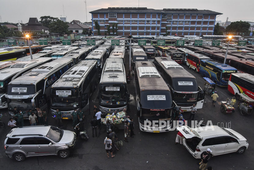Sejumlah bus Antar Kota Antar Provinsi (AKAP) parkir di terminal Bekasi, Jawa Barat, Ahad (2/5/2021). Jelang larangan mudik pada tanggal 6-17 Mei 2021 jumlah penumpang bus mengalami peningkatan 20 persen dari hari biasa.
