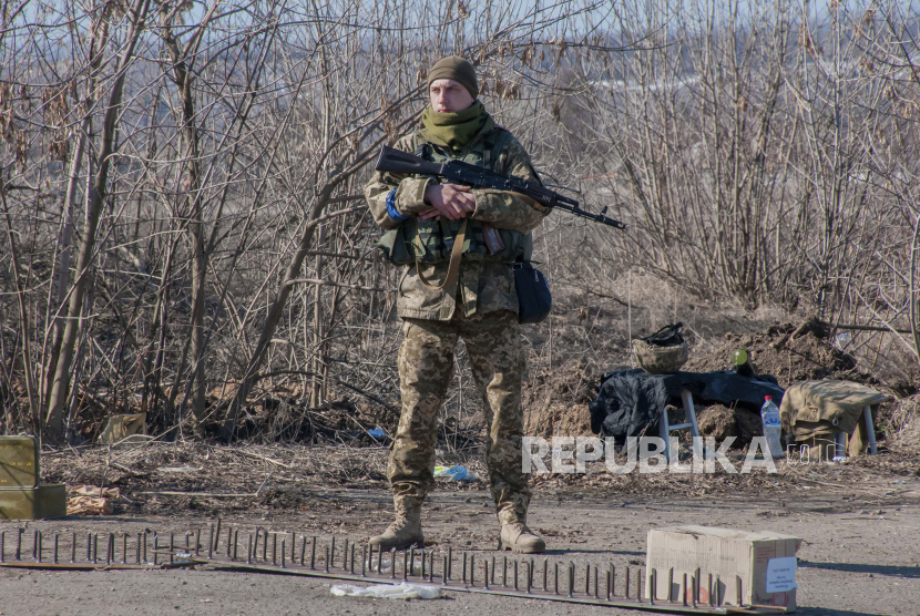 Seorang prajurit Ukraina menjaga posisinya di pinggiran Kharkiv, Ukraina, Rabu, 23 Maret 2022. Presiden Ukraina Volodymyr Zelenskyy terus dorong perundingan dengan Rusia. 