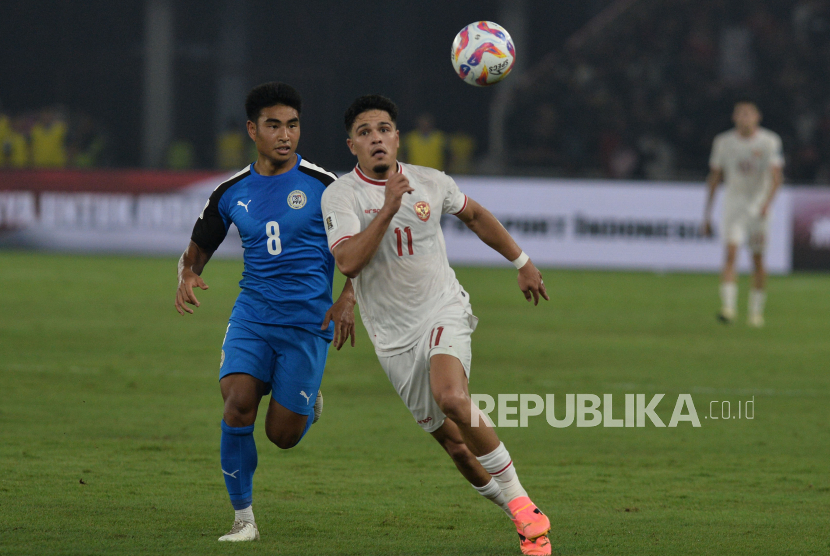 Pemain timnas Indonesia Ragnar Oratmangoen (kanan) saat membela Merah Putih melawan Filipina.