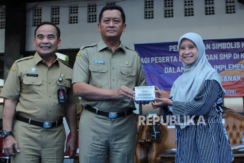 Plh Wali Kota Bandung Ema Sumarna secara simbolis menyerahkan Kartu Identitas Anak (KIA).