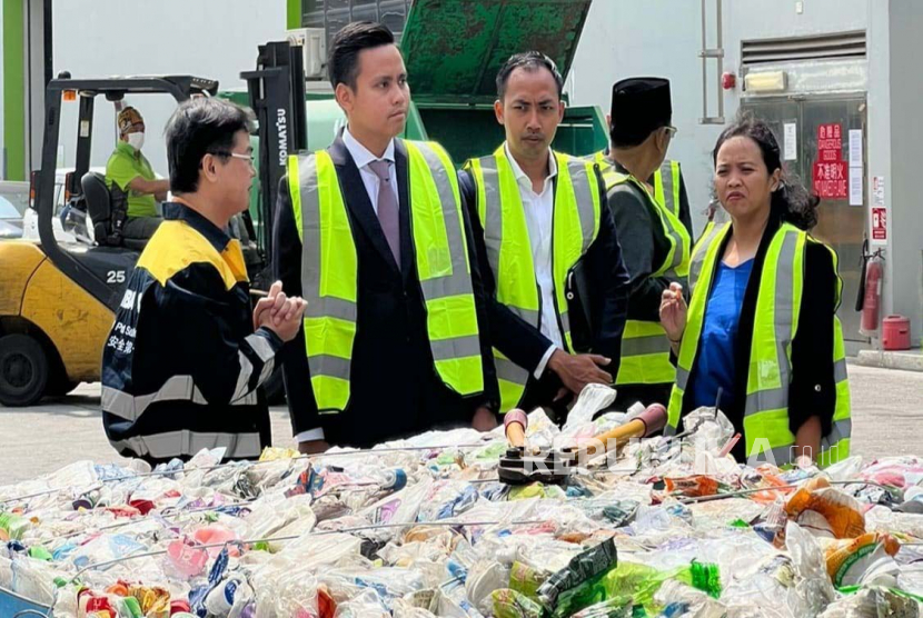 Bupati Kendal, Dico M Ganinduto saat berkesempatan melihat salah satu fasilitas pengolahan sampah plastik di Hong Kong, saat berkunjung ke negara tersebut.