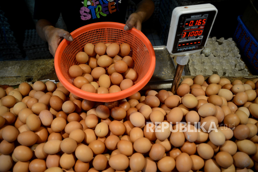 Pedagang menata telur ayam di salah satu kios di Pasar Kebayoran, Jakarta, Senin (3/7/2023). 