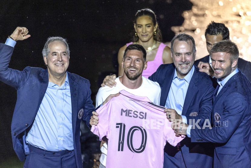 Pemenang Ballon d Or tujuh kali dan Juara Piala Dunia, Lionel Messi memegang jersey Inter Miami (tengah) saat acara perkenalannya di Stadion DRV PNK di Fort Lauderdale, Florida, AS, (17/7/ 2023).
