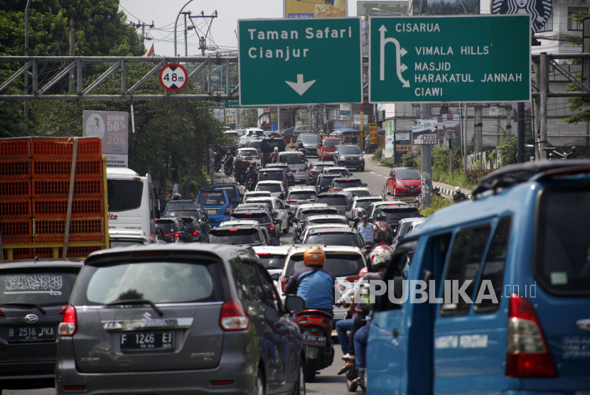 Kepadatan kendaraan saat antre di jalur wisata Puncak, Ciawi, Kabupaten Bogor, Jawa Barat, Selasa (1/6/2021). 