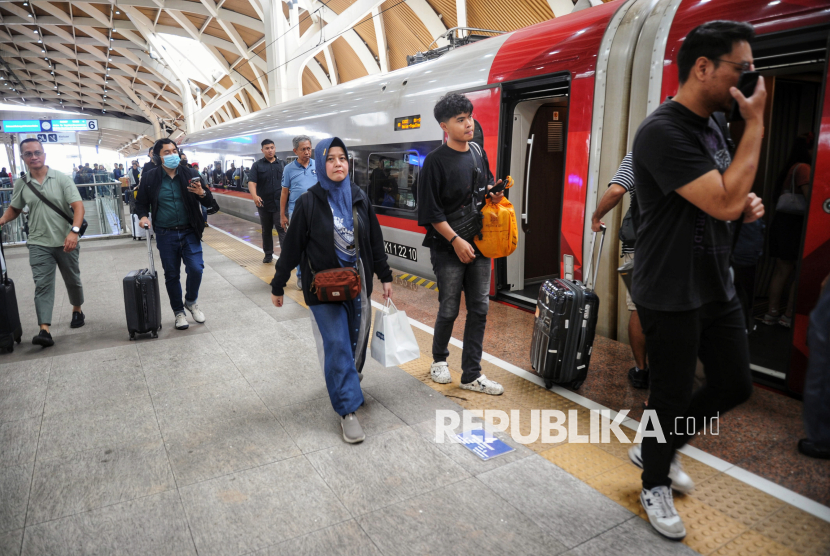 Wakil Menteri Perhubungan (Wamenhub), Suntana, menyebutkan bahwa sejumlah perusahaan tertarik melanjutkan proyek kereta cepat dari Jakarta menuju Semarang atau Surabaya. 