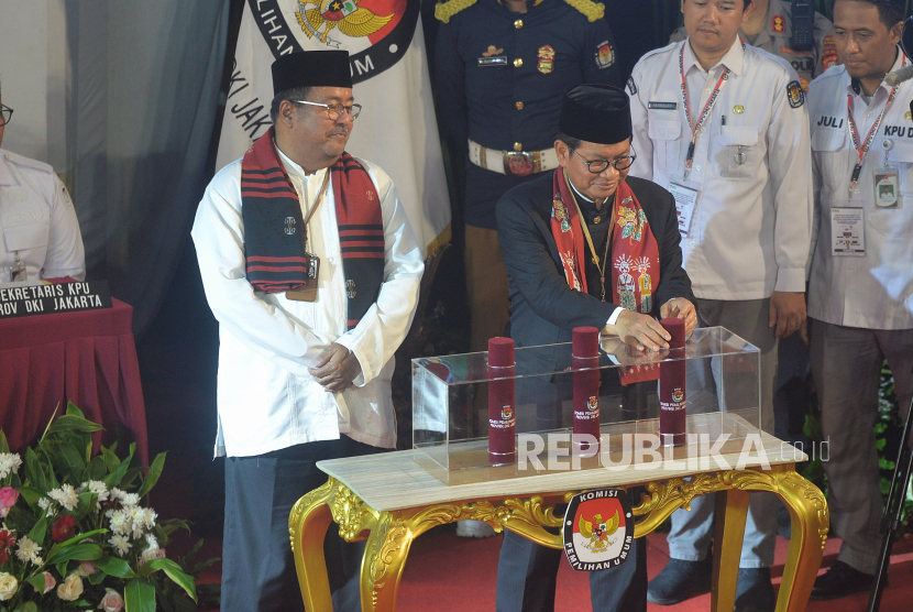 Paslon gubernur dan wakil gubernur DKI Jakarta Pramono Anung Wibowo-Rano Karno mengambil nomor urut di Gedung KPU DKI, Jakarta Pusat, Senin (23/9/2024). 