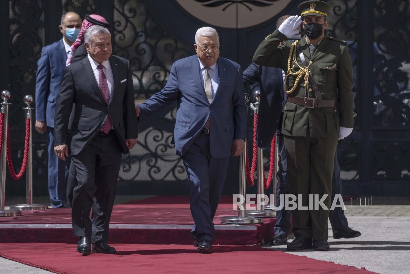 Presiden Palestina Mahmoud Abbas (kedua kanan) menerima kunjungan dari Raja Yordania, King Abdullah II di Ramallah, Senin (28/3/2022) waktu setempat.