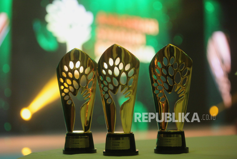 Aman Palestin Indonesia meraih penghargaan untuk kategori lembaga filantropi edukasi kemanusiaan Palestina dalam ajang Anugerah Syariah Republika 2023 di Hotel JS Luwansa, Jakarta.   