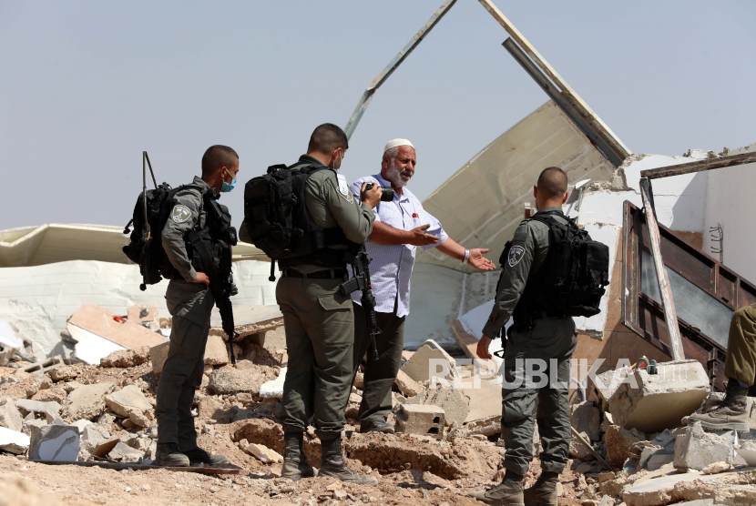  Seorang pria Palestina bereaksi setelah pasukan Israel menghancurkan rumahnya di kawasan Tepi Barat Masafer dekat Yatta, 02 September 2020. Israel secara rutin menghancurkan rumah-rumah warga Palestina di Tepi Barat yang kehilangan izin bangunan untuk Area tersebut.