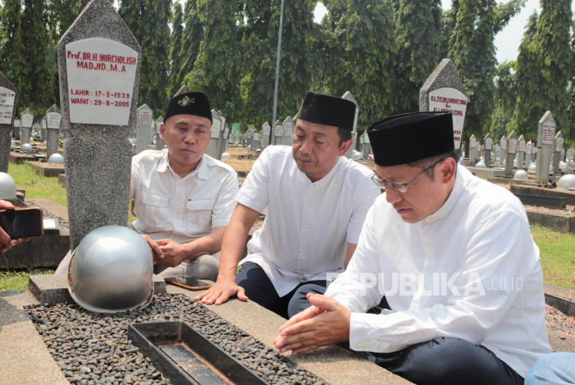 Mantan terpidana korupsi Anas Urbaningrum berziarah ke makam BJ Habibie, Cak Nur, dan Taufik Kiemas di TMP Kalibata, Jakarta, Rabu (19/4/2023).