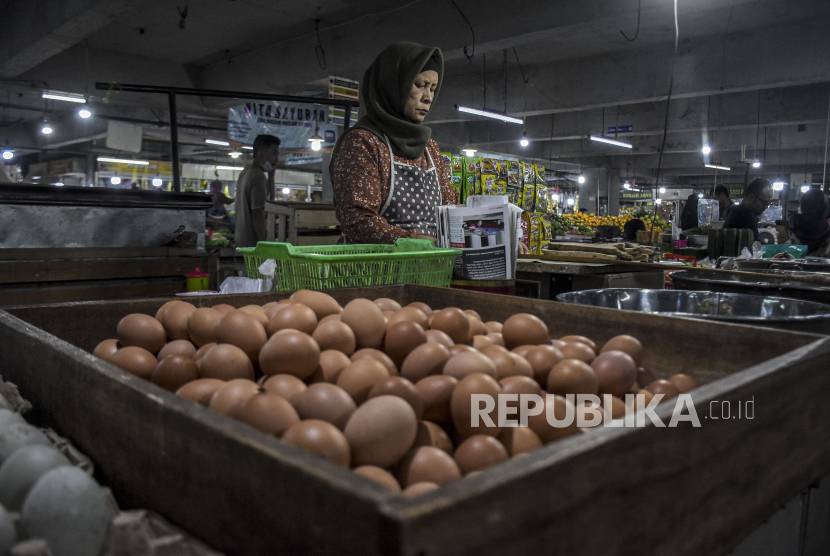 Pedagang telur ayam menunggu pembeli di kiosnya (ilustrasi). Penjabat Gubernur Kepulauan Bangka Belitung Ridwan Djamaluddin menyebutkan, Babel mendatangkan 640 ribu butir telur ayam ras per hari untuk memenuhi kebutuhan dan konsumsi masyarakat di daerah itu.
