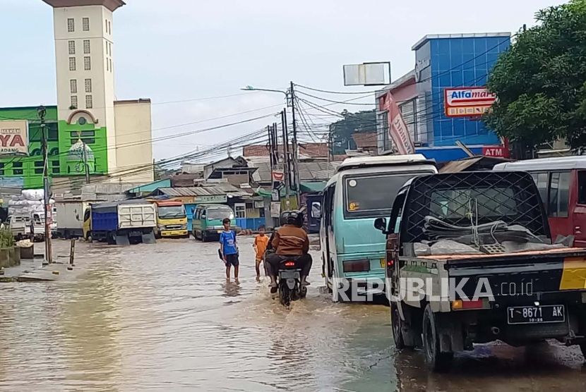 Jalan Dayeuhkolot- Baleendah yang sempat tidak bisa dilintasi akibat terendam banjir kini bisa dilintasi kendaraan roda dua dan empat, Sabtu (13/1/2024). 