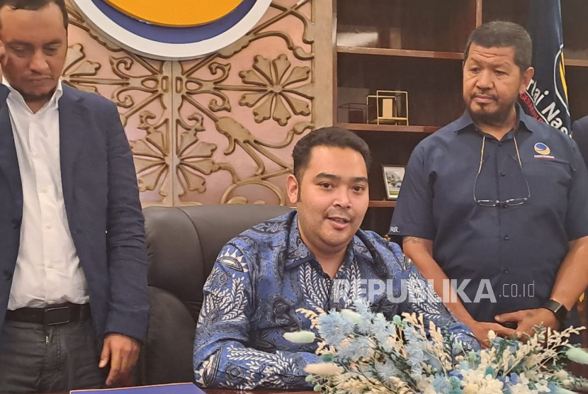 Kepala Badan Pemenangan Pemilu (Bappilu) DPP Partai Nasdem Prananda Surya Paloh (tengah) menyampaikan perkembangan kesiapan Pilkada 2024 di Nasdem Tower, Jakarta Pusat, Selasa (28/5/2024). 