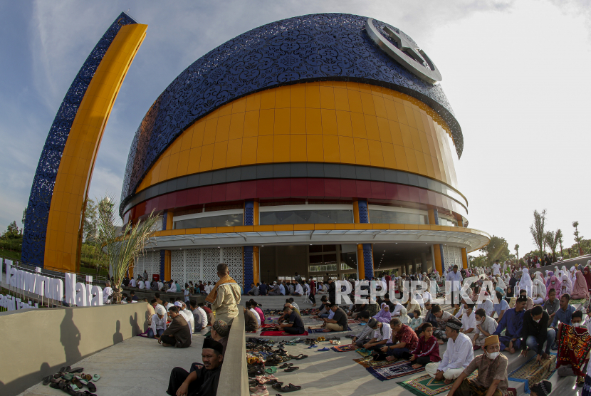 Sejumlah umat Islam mendengarkan khotbah usai melaksanakan Shalat Idul Adha 1443 H di Masjid Tanwirun Naja atau Masjid Tanjak di kawasan Bandara Internasional Hang Nadim, Batam, Kepulauan Riau, Ahad (10/7/2022).