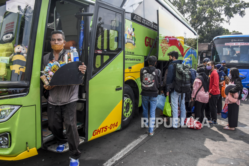 Sejumlah calon penumpang berjalan menuju bus di Terminal Cicaheum, Kota Bandung.