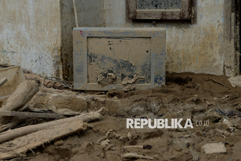 Kondisi kerusakan di Desa Garoga yang luluh lantak akibat diterjang banjir bandang dan tanah longsor di Tapanuli Selatan, Sabtu (6/12/2025). Desa Garoga, Kecamatan Batang Toru, menjadi salah satu daerah paling parah terdampak bencana banjir dan longsor yang melanda Kabupaten Tapanuli Selatan, Sumatera Utara. Desa itu luluh lantak dan hanya menyisakan hamparan tanah lumpur setelah diterjang banjir bandang dan longsor.