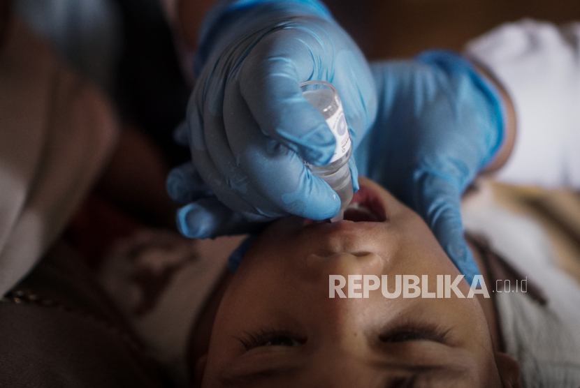 Petugas puskesmas memberikan vaksin polio kepada anak di Posyandu RW 22 Nusukan, Solo, Jawa Tengah, Kamis (18/1/2024). Pemerintah Kota Solo menargetkan 50.115 anak menerima vaksin polio pada Sub Pekan Imunisasi Nasional (PIN) yang berlangsung hingga tanggal 20 Januari 2024 menyusul temuan kasus di Kabupaten Klaten, Sleman, dan Sampang. 