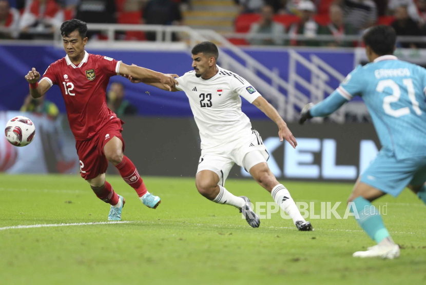 Pemain timnas Indonesia Pratama Arhan berebut bola dengan pemain Irak pada pertandingan sepak bola Grup D Piala Asia antara Indonesia dan Irak di Stadion Ahmad Bin Ali di Al Rayyan, Qatar, Senin (15/1/2024). Pada pertandingan itu Indonesia harus mengakui keunggulan Irak dengan skor 1-3. 