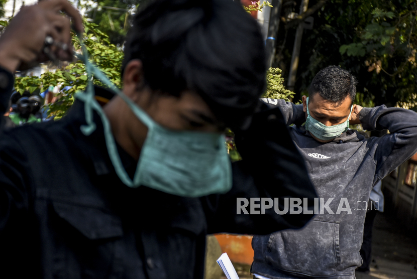 Petugas gabungan TNI, Polri, dan Satpol PP menggelar Operasi Yustisi Protokol Kesehatan di Kabupaten Cirebon, Selasa (15/9). Hasilnya, ratusan warga terjaring operasi karena tak memakai masker saat beraktivitas ke luar rumah.