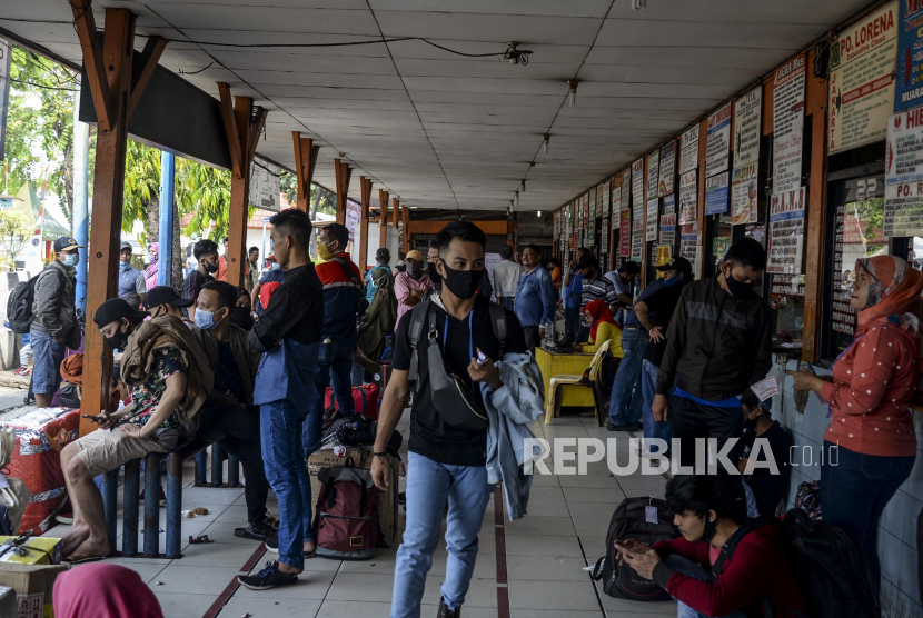 Sejumlah penumpang menunggu waktu keberangkatan bus di Terminal Kalideres, Jakarta, Rabu (29/7).