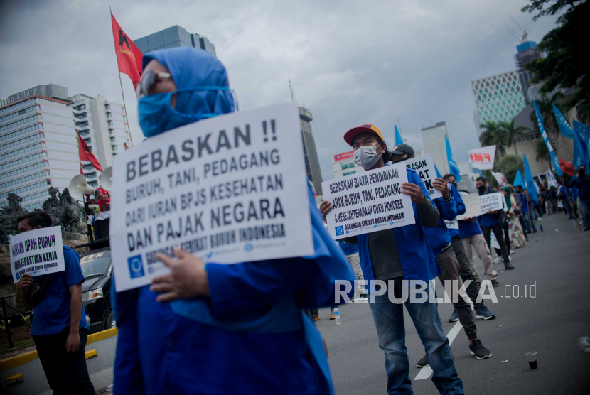 Sejumlah massa melakukan aksi unjuk rasa di kawasan Patung Kuda Arjuna Wiwaha, Jakarta, Kamis (10/12).  Salah satu tuntutan aksi adalah meminta UU Cipta Kerja dicabut.
