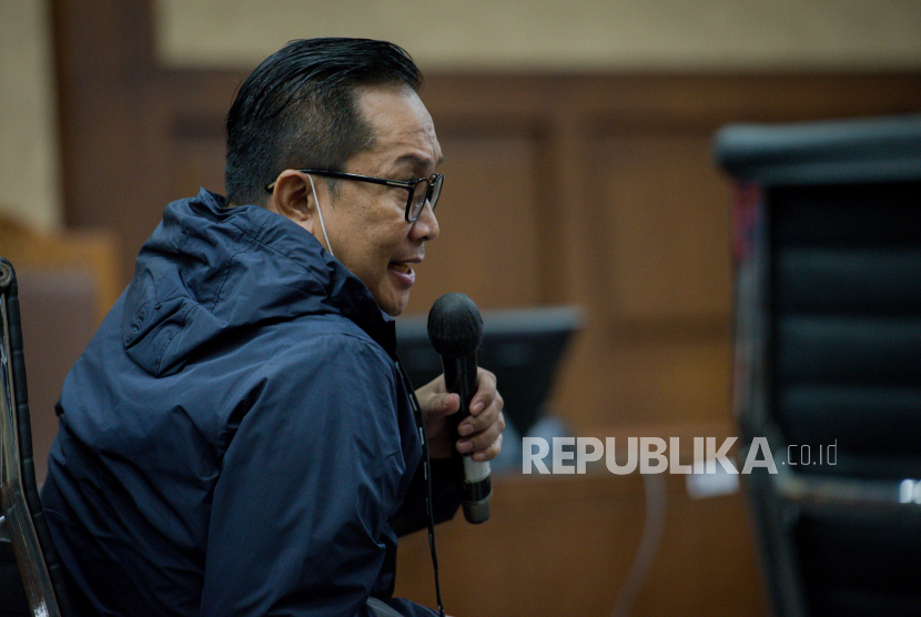  Lelah Disidang, Prasetijo Utomo Minta <em>Ne Bis In Idem  </em>. Foto: Mantan Kakorwas PPNS Bareskrim Polri Brigjen Pol Prasetijo Utomo memberikan kesaksikan dalam sidang lanjutan terdakwa Djoko Tjandra di di Pengadilan Tipikor, Jakarta, Kamis (10/12). Dalam sidang tersebut Jaksa Penuntut Umum menghadirkan dua orang saksi yaitu mantan Kepala Divisi Hubungan Internasional Polri Irjen Pol Napoleon Bonaparte dan mantan Kakorwas PPNS Bareskrim Polri Brigjen Pol Prasetijo Utomo dalam perkara dugaan suap kepada jaksa dan perwira tinggi Polri terkait penghapusan status red notice terhadap terdakwa Djoko Tjandra. Republika/Thoudy Badai