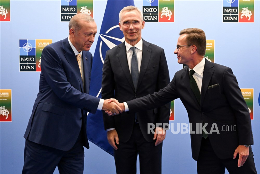 Presiden Turki, Recep Tayyip Erdogan bersama PM Swedia, Ulf Kristersson serta NATO Jens Stoltenberg di KTT NATO