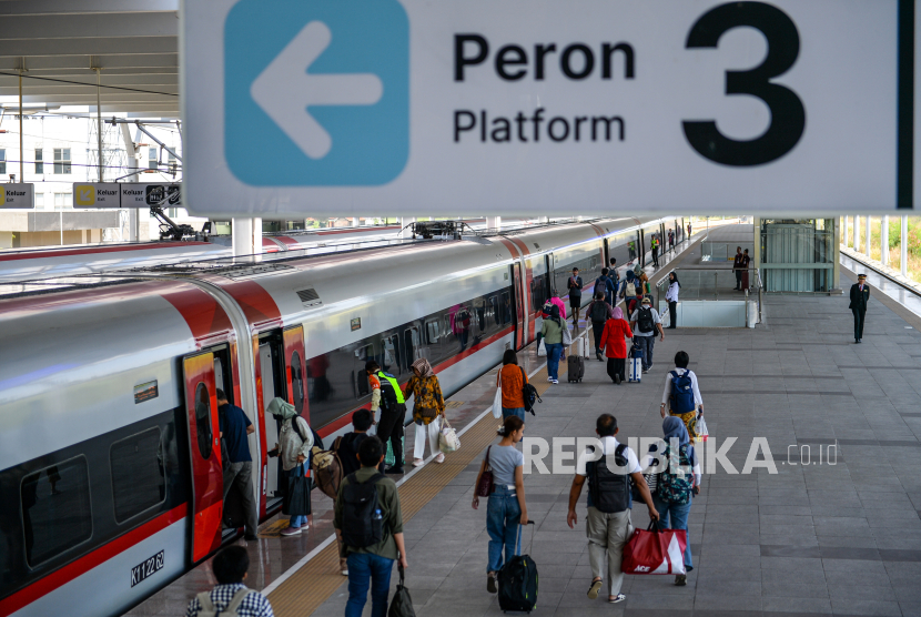 Penumpang bersiap naik Kereta Cepat Jakarta-Bandung di Stasiun Tegalluar Summarecon, Kabupaten Bandung, Jawa Barat, Senin (16/9/2024).