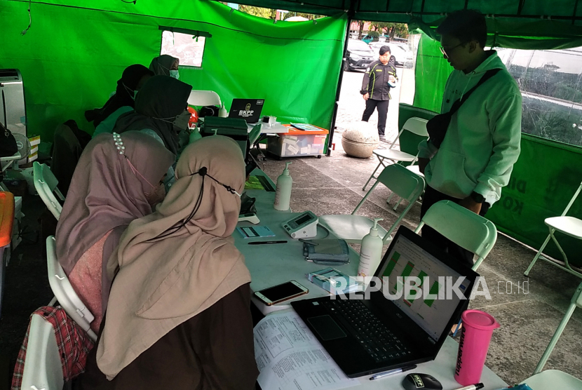 Wisatawan memanfaatkan layanan di Posko Kesehatan Tempat Khusus Parkir (TKP) Abu Bakar Ali, Yogyakarta (ilustrasi) 