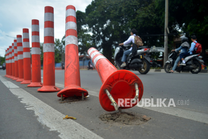 Petugas Dishub DKI membongkar stick cone sebagao pembatas jalur sepeda di Jakarta (ilustrasi).