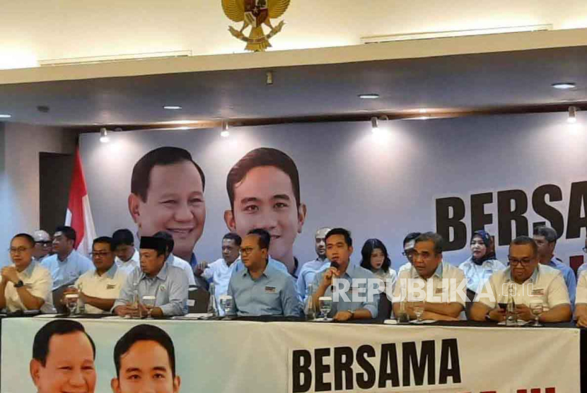 Pengumuman Tim Kampanye Nasional (TKN) Prabowo-Gibran juga dihadiri cawapres Gibran Rakabuming Raka di Hotel Grand Kemang, Jakarta Selatan, Senin (6/11/2023). 