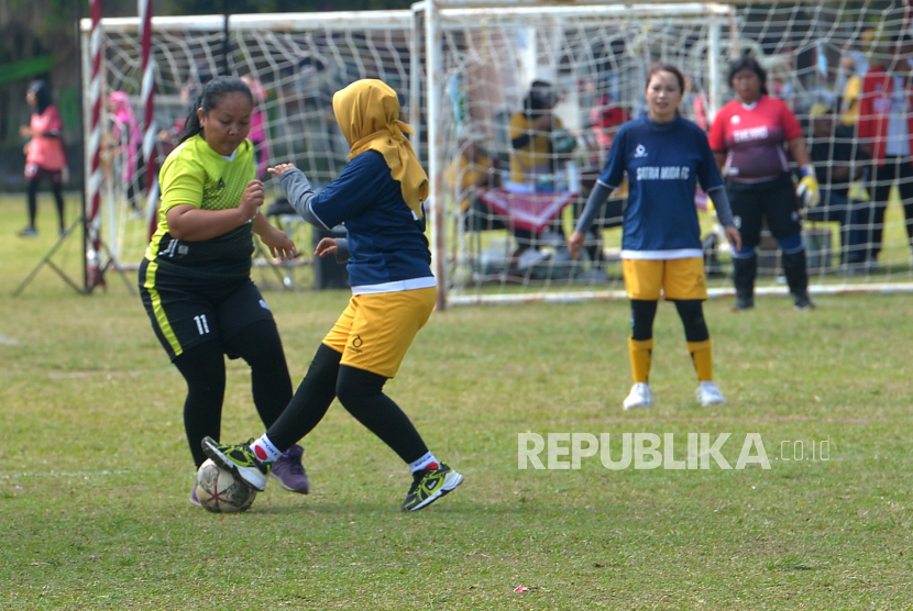 Ibu-ibu mengikuti kompetisi Women Fun Football menyambut HUT ke-77 RI di Sleman, Yogyakarta, Selasa (9/8/2022). Sebanyak 20 tim sepak bola perempuan mengikuti turnamen ini. Selain untuk menyambut HUT RI juga untuk memperkenalkan sepak bola perempuan ke masyarakat dan mengajak perempuan untuk ikut partisipasi.