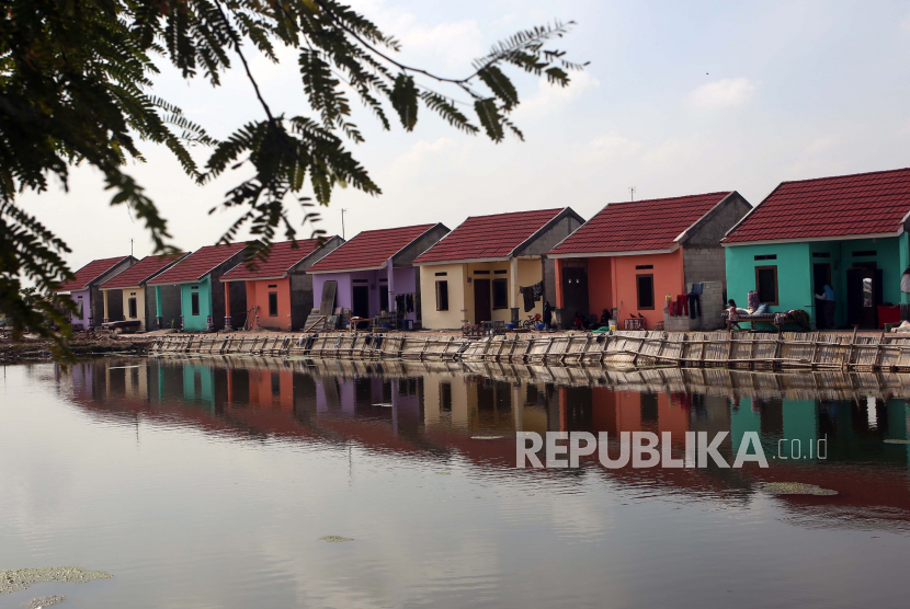 Warga berada di kampung nelayan pesisir Pantai Pantura, Mauk, Tangerang, Banten, Rabu (22/12). PT Bank Tabungan Negara (Persero) Tbk mengajukan permintaan kuota fasilitas likuiditas pembiayaan perumahan (FLPP) sebanyak 200 ribu unit pada 2022. 