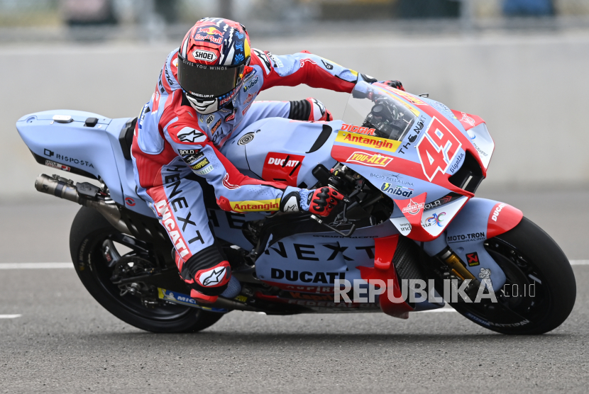 Pembalap Gresini Racing MotoGP Fabio Di Giannantonio memacu kecepatan motornya di tes pramusim Sirkuit Mandalika.