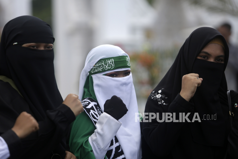  Anggota Front Pembela Islam (FPI) mengadakan unjuk rasa untuk memprotes penembakan anggota mereka oleh polisi di Banda Aceh, Indonesia, (8/12). Enam anggota laskar khusus FPI itu ditembak dan dibunuh dalam bentrokan dengan petugas polisi pada 7 Desember. 2020.