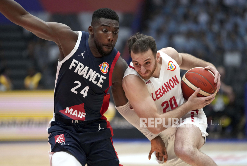 Pebasket Timnas basket Lebanon Wael Arakji (kanan) berusaha melewati Pebasket Timnas Prancis Yakuba Ouattara dalam babak fase grup FIBA World Cup 2023 di Indonesia Arena, Gelora Bung Karno, Jakarta, Selasa (29/8/2023). 