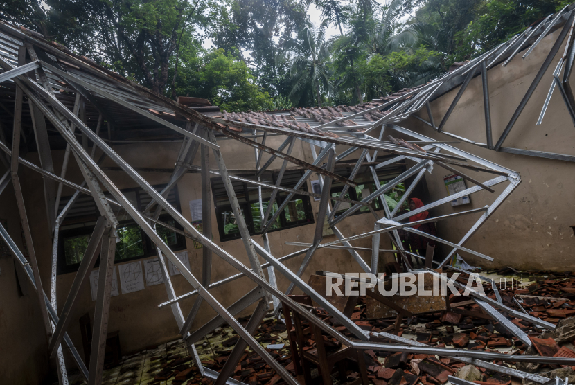 Badan Penanggulangan Bencana Daerah (BPBD) Kabupaten Lombok Tengah, Nusa Tenggara Barat, mencatat belasan rumah warga rusak akibat angin kencang.
