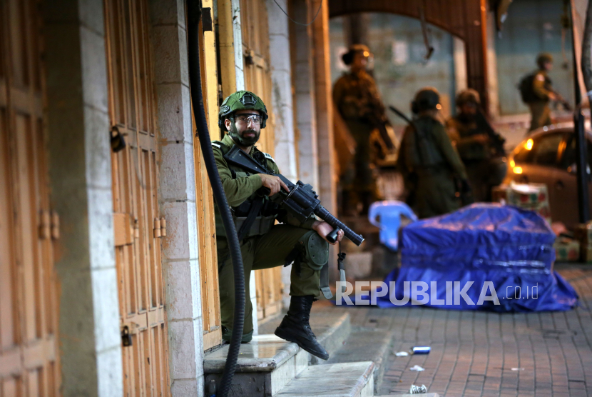 Pasukan Israel terlihat selama bentrokan dengan pengunjuk rasa Palestina di pusat kota kota Hebron, Tepi Barat, 10 Mei 2021. Lima Anak Palestina Meninggal dalam Kebakaran di Kota Hebron